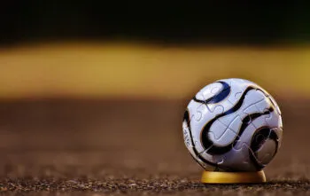 Tipos de bola de futebol: Quais os modelos diferentes para cada tipo de campo?