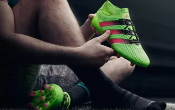 O que é uma chuteira botinha?