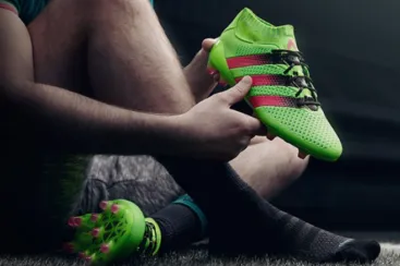 O que é uma chuteira botinha?