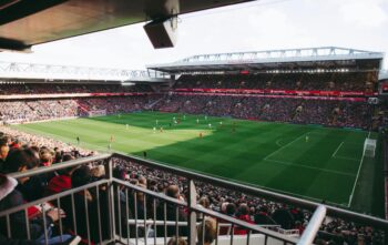 Quantos metros quadrados tem um campo de futebol?
