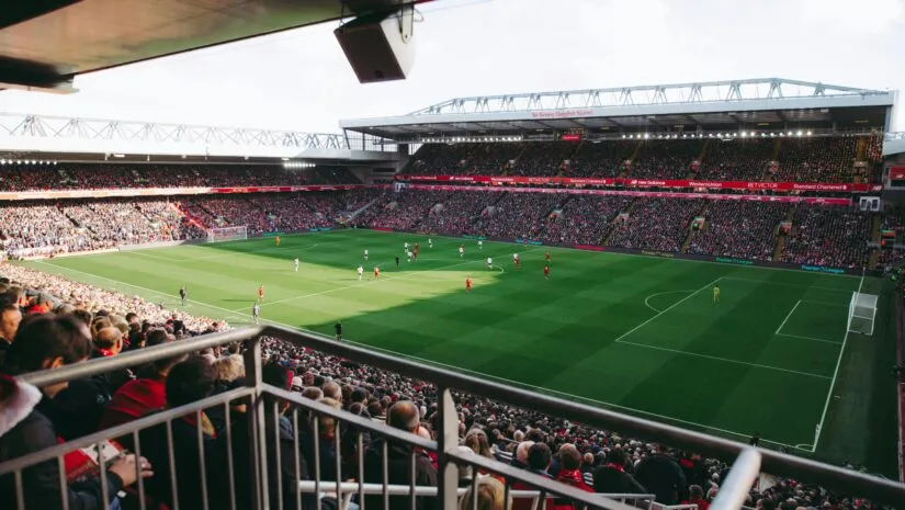 Quantos metros quadrados tem um campo de futebol?
